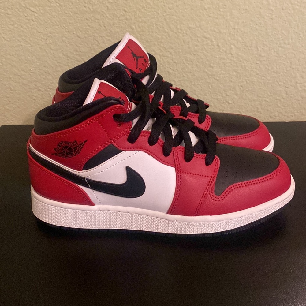Air Jordan 1 Mid Bred Chicago Toe